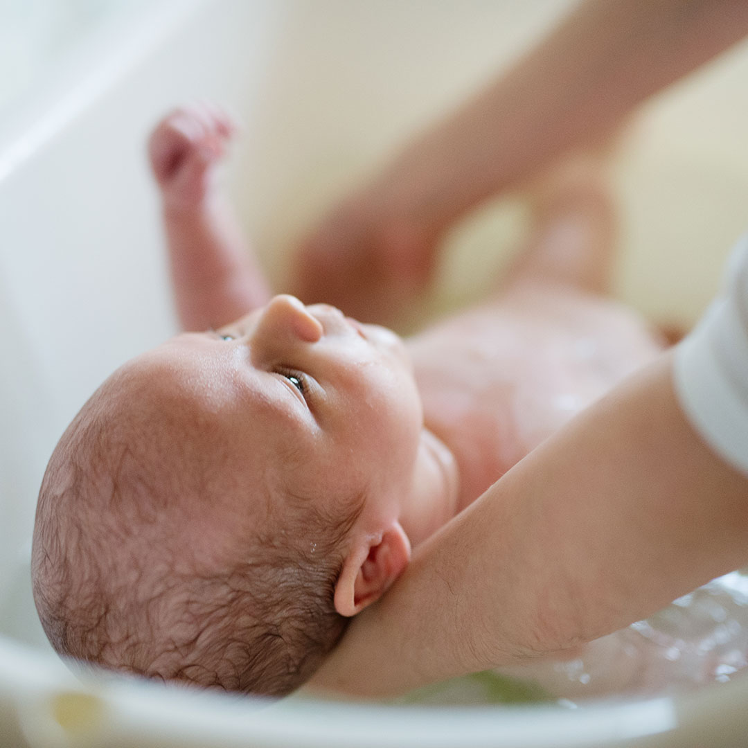 svimmelhed Bløde historie Babys allerførste bad – Sådan gør du det til en god oplevelse